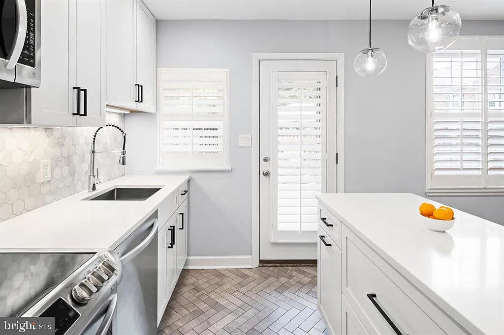 2 bed, 2.0 bath, 1383 sqft, $3,800 — Photo 4