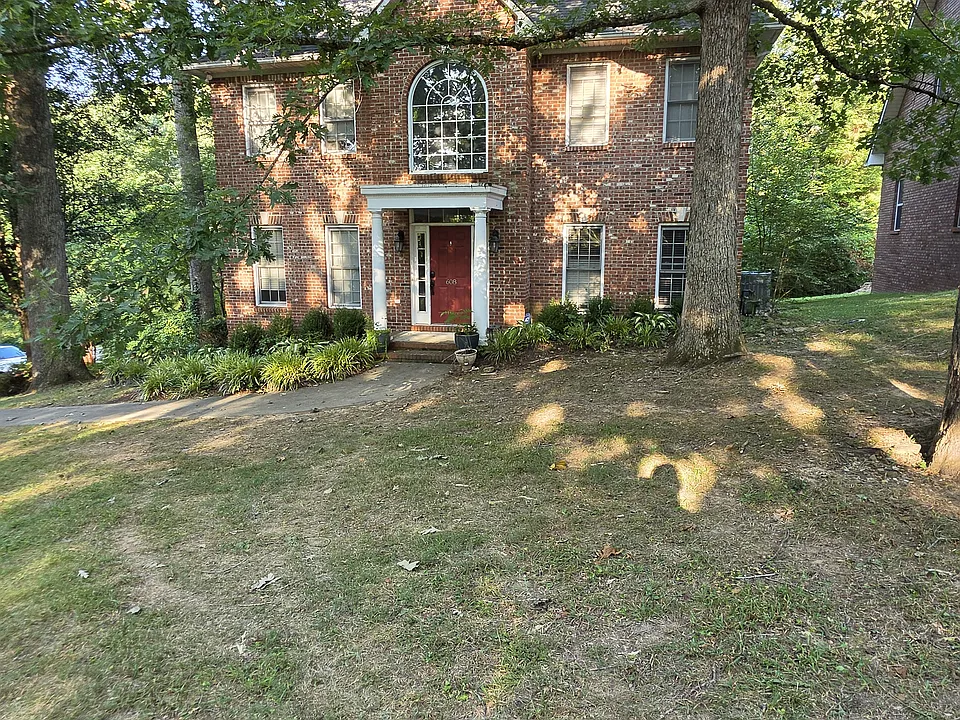 608 Canter Ln