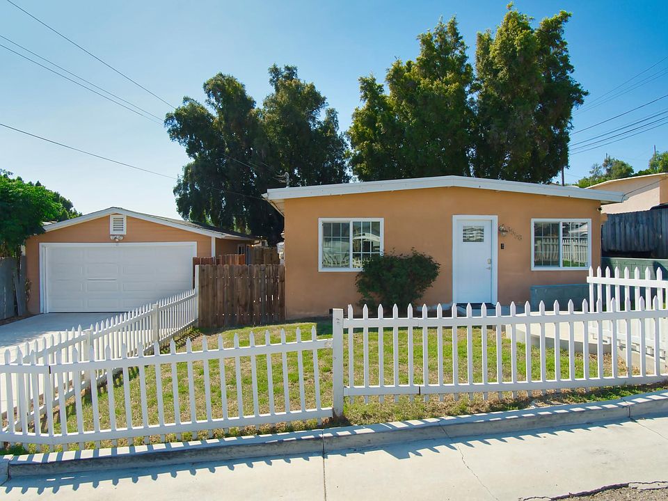 2 Bedroom House with Detached Garage & 2-Car Driveway