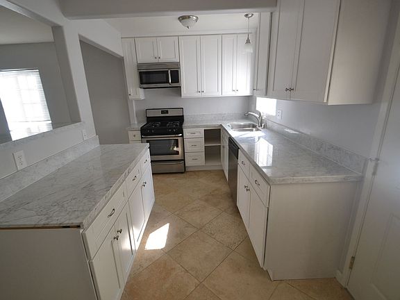 4th image of 15340 Archwood St