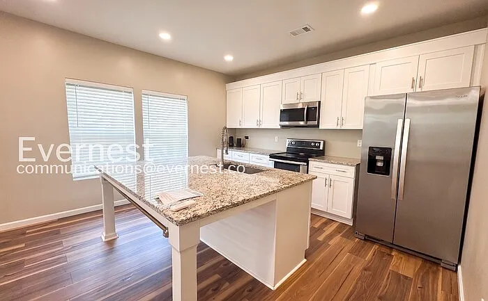 3 bed, 2.0 bath, 1236 sqft, $1,295 — Photo 2