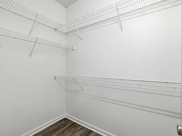 Sterling Pointe Apartments — Photo 25