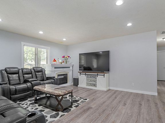 4th image of 1037 W Lindberg Street