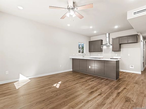 3rd image of 847 Porter St #101