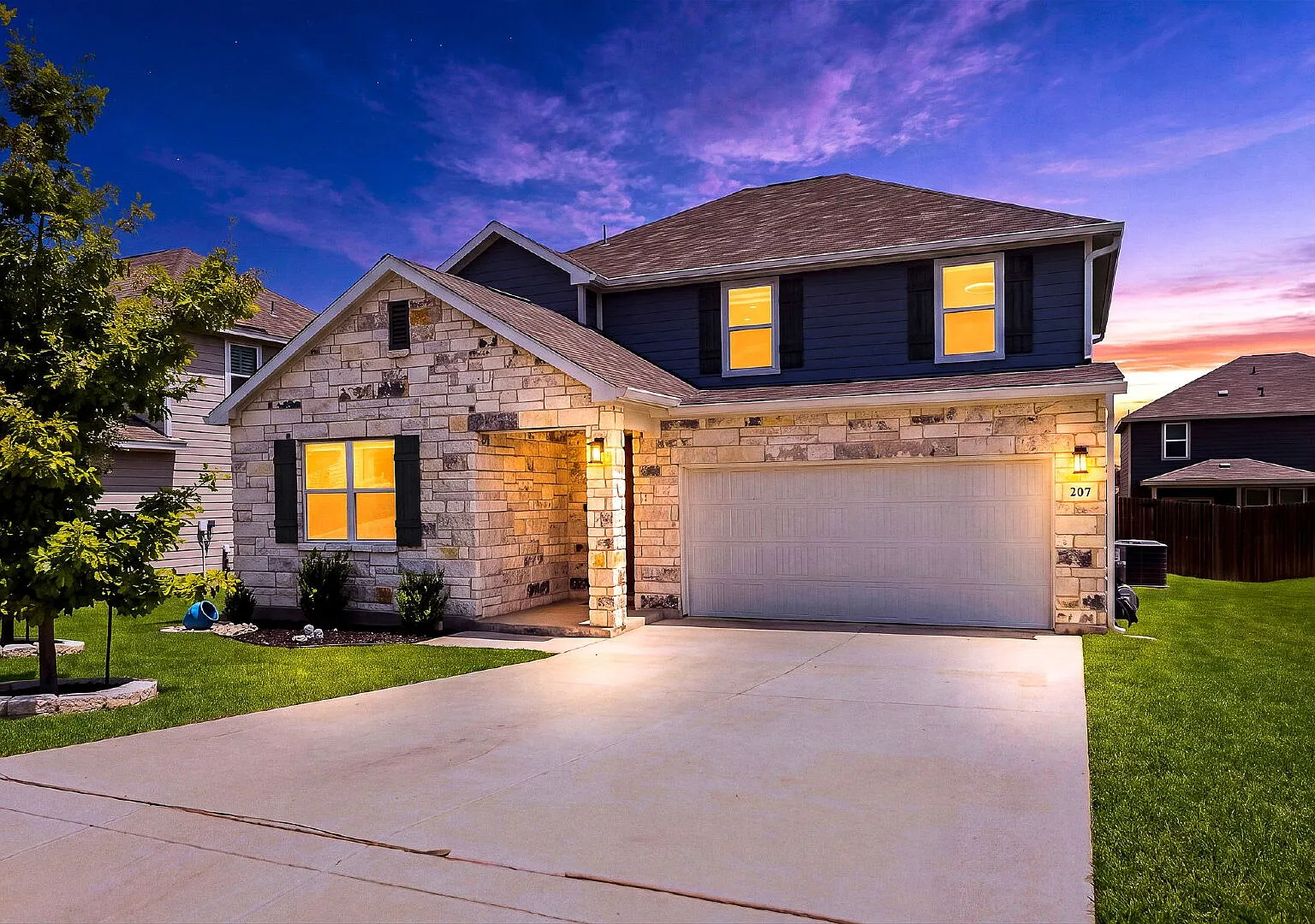 4 bed, 3.0 bath, 2570 sqft, $2,595 — Photo 1