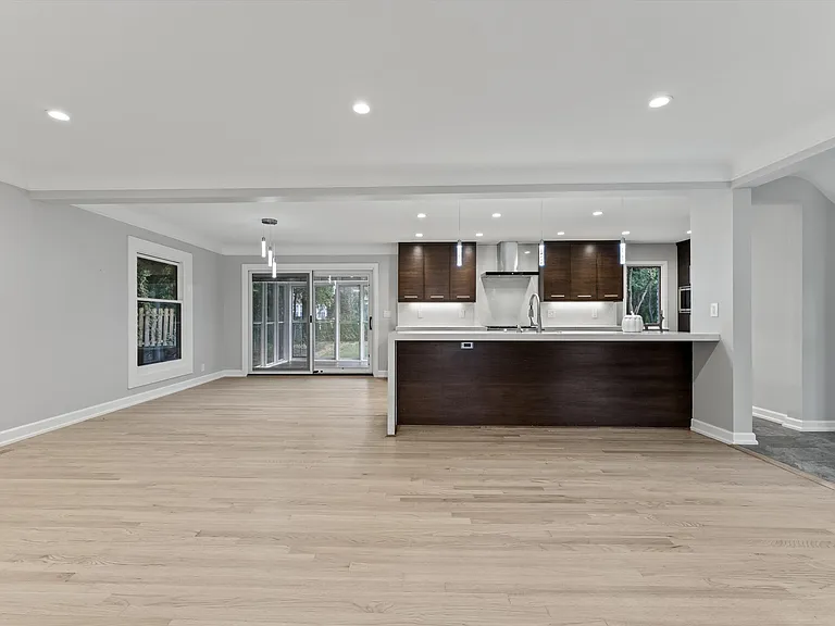 1054 Saxon Dr — Photo 5