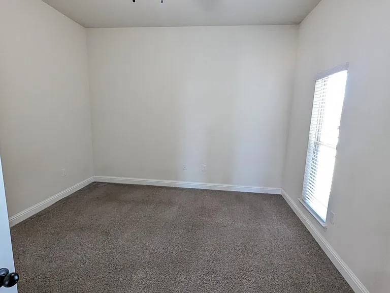 2401 Spur Ln — Photo 12