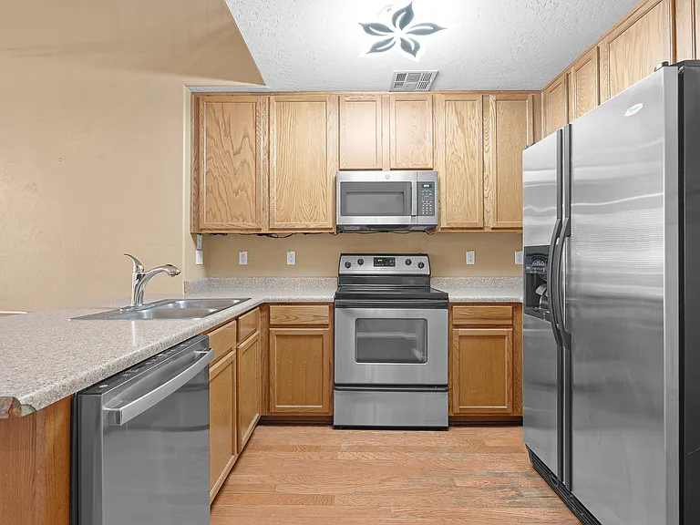 751 N Port Dr — Photo 3