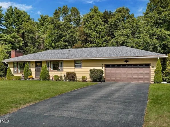 24 Bonner Drive, Queensbury, NY 12804