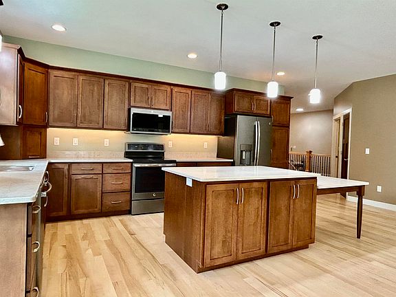 4th image of 409 Mound St #2