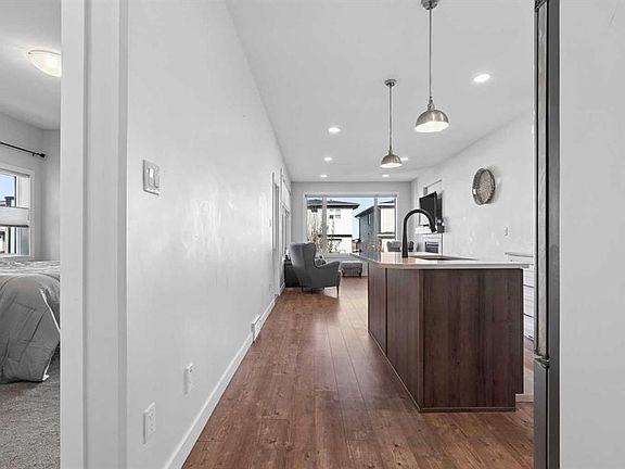 4th image of 1369 SE Pacific Cir W