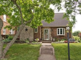 696 Selborne Rd, Riverside, IL 60546