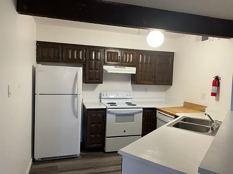 Huge Nob Hill 1 Bedroom w/ Garage, Storage, Ref. Air, & Updates — Photo 7
