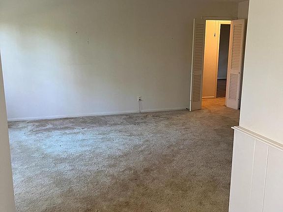 4th image of 15 Stonewall Ln