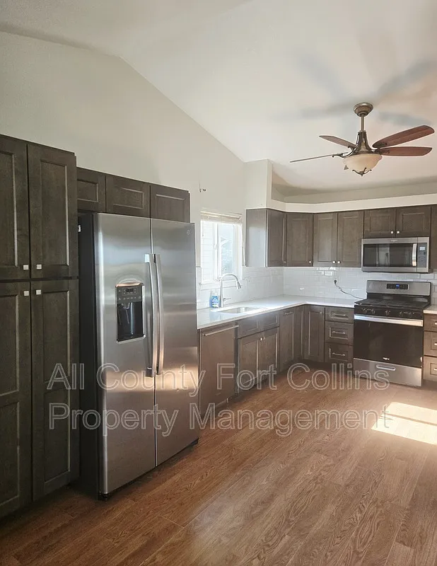 5 bed, 3.0 bath, 2916 sqft, $2,950 — Photo 2