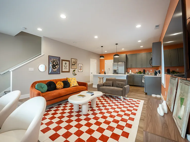 601 E Miller Dr — Photo 1