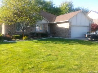 35402 Saint Clair Dr, New Baltimore, MI 48047