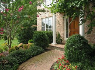 906 Challedon Rd, Great Falls, VA 22066