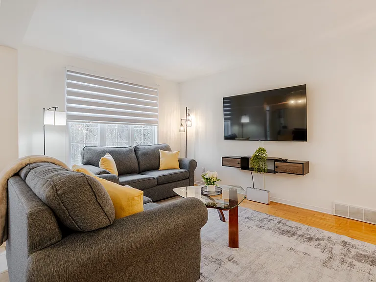 235 Rossmore Ct — Photo 4