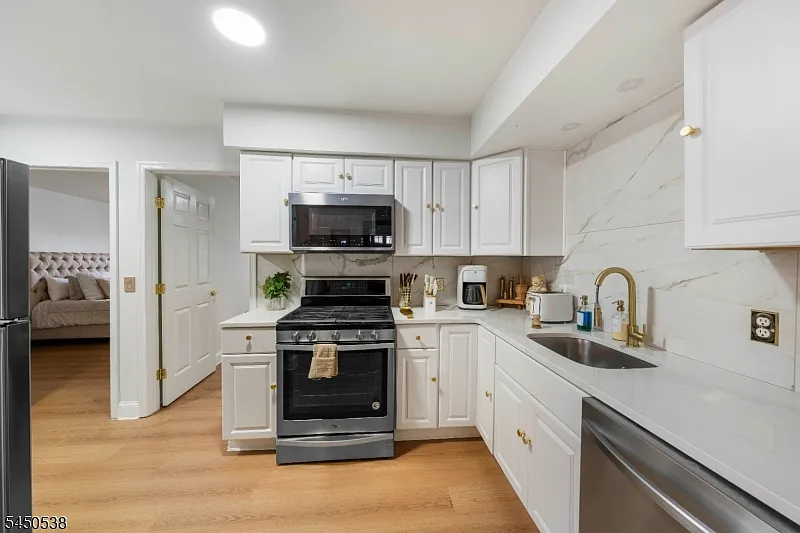 2 bed, 1.0 bath, $3,000 — Photo 3