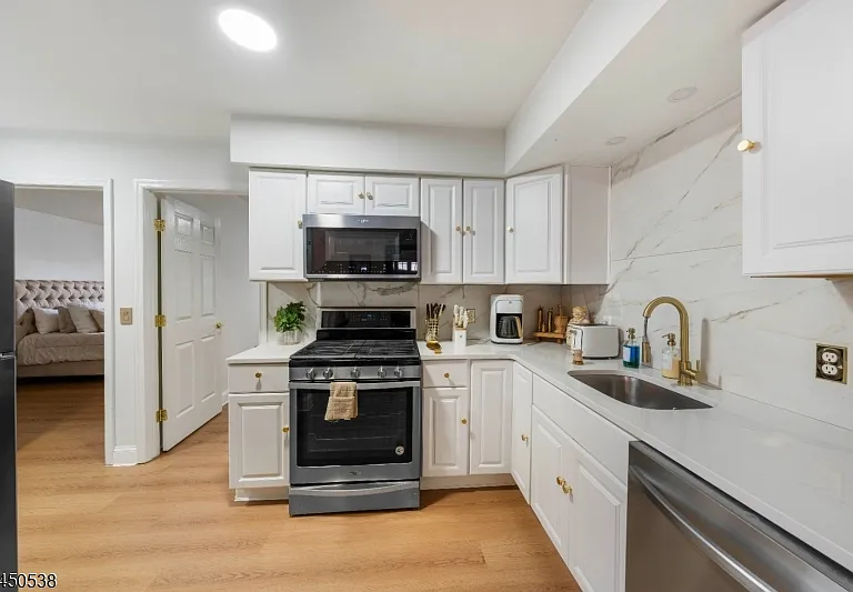 133 Port Ave — Photo 3