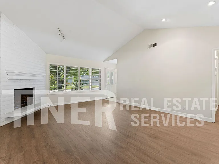 8 Saratoga Cir — Photo 3