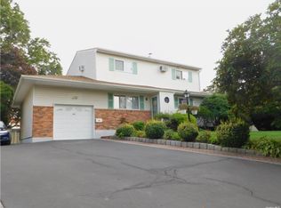 711 10th Ave, East Northport, NY 11731