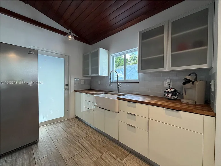 2112 SW 60th Ct — Photo 5