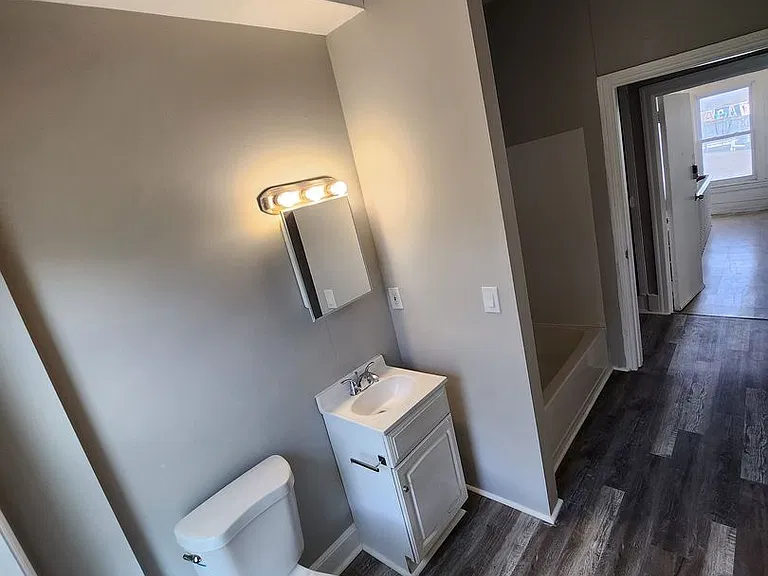 818 W Walnut St — Photo 7