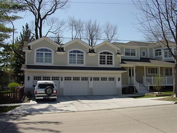 3 Car garage w/Bonus Rm above