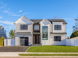 12 Friends Lane, Westbury, NY 11590