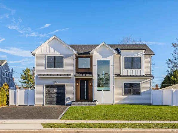 12 Friends Lane, Westbury, NY 11590
