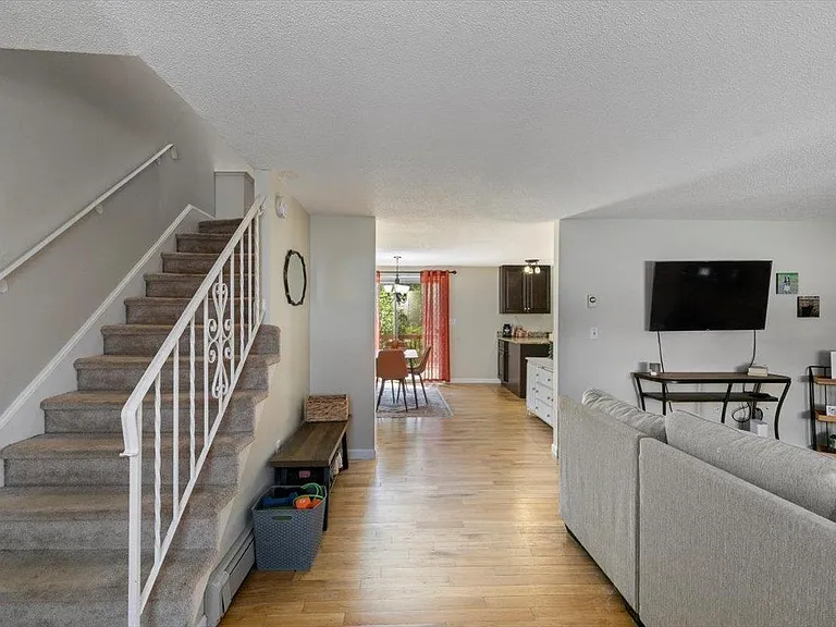 114 Fieldstone Dr — Photo 6