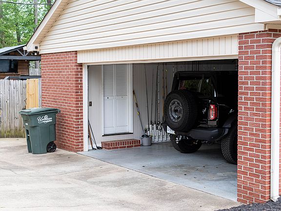 4th image of 110 Crestview Dr