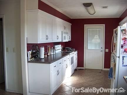 Custom built kitchen cabinets
						:
						All lower cabinets have pull out shelves.