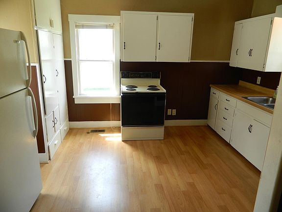 Large Kitchen w/dishwasher, refrigerator, stove