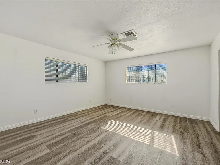 6760 W Oakey Blvd — Photo 25