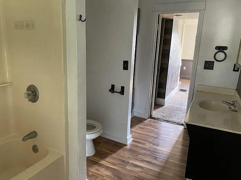 215 E Oak St — Photo 5