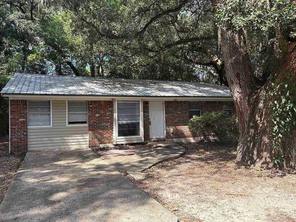 1st image of 2922 Oakwood Dr