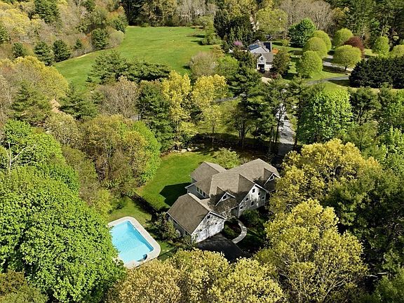2nd image of 7 Shadow Farm Ln