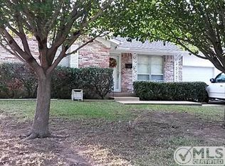 306 Huntington Dr, Euless, TX 76040