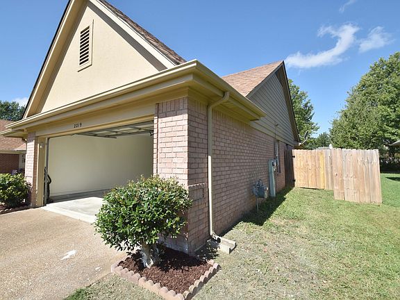 3rd image of 2219 Lake Springs Ln