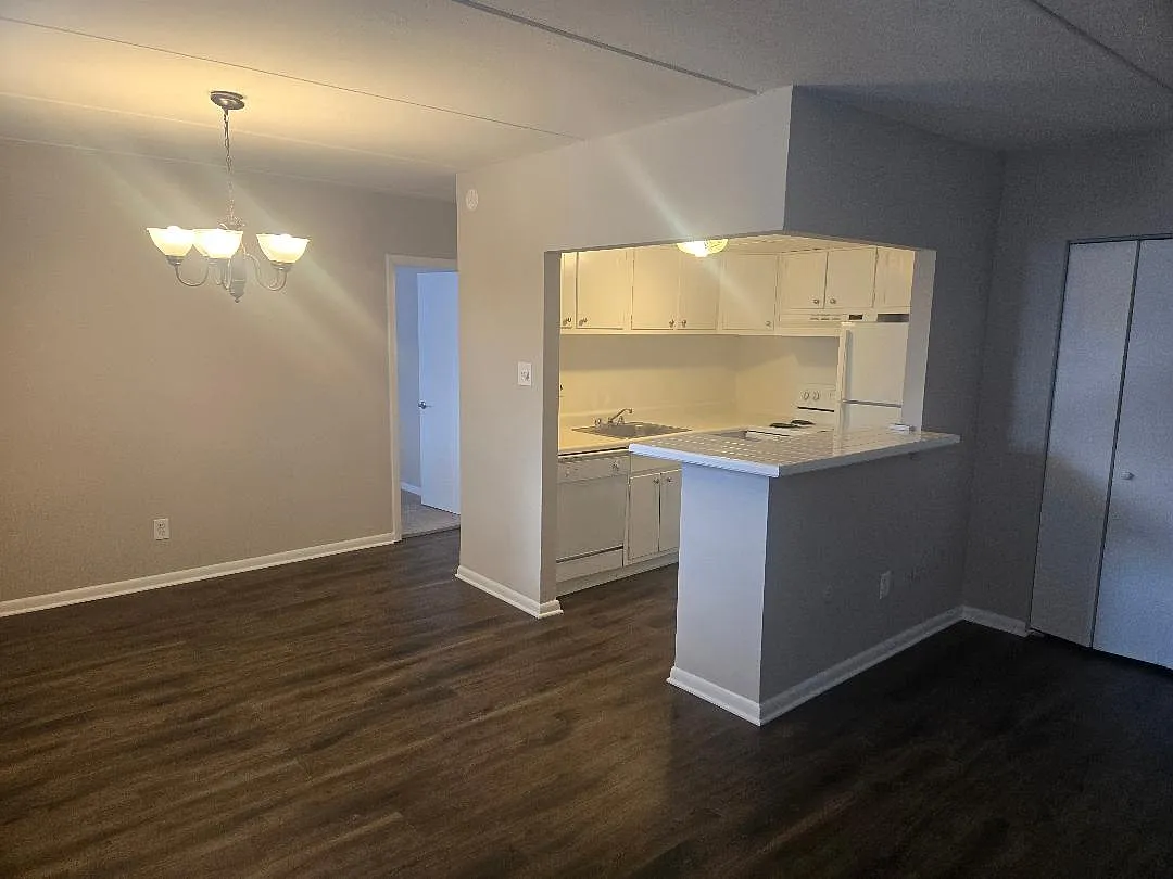 Eagle Court Apartments — Photo 2