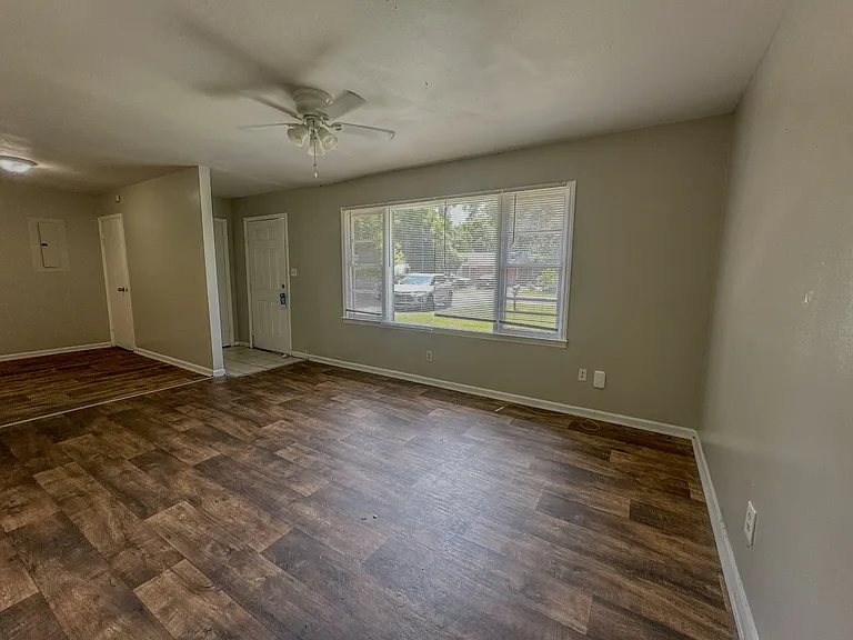 800 Stillwater Dr — Photo 2