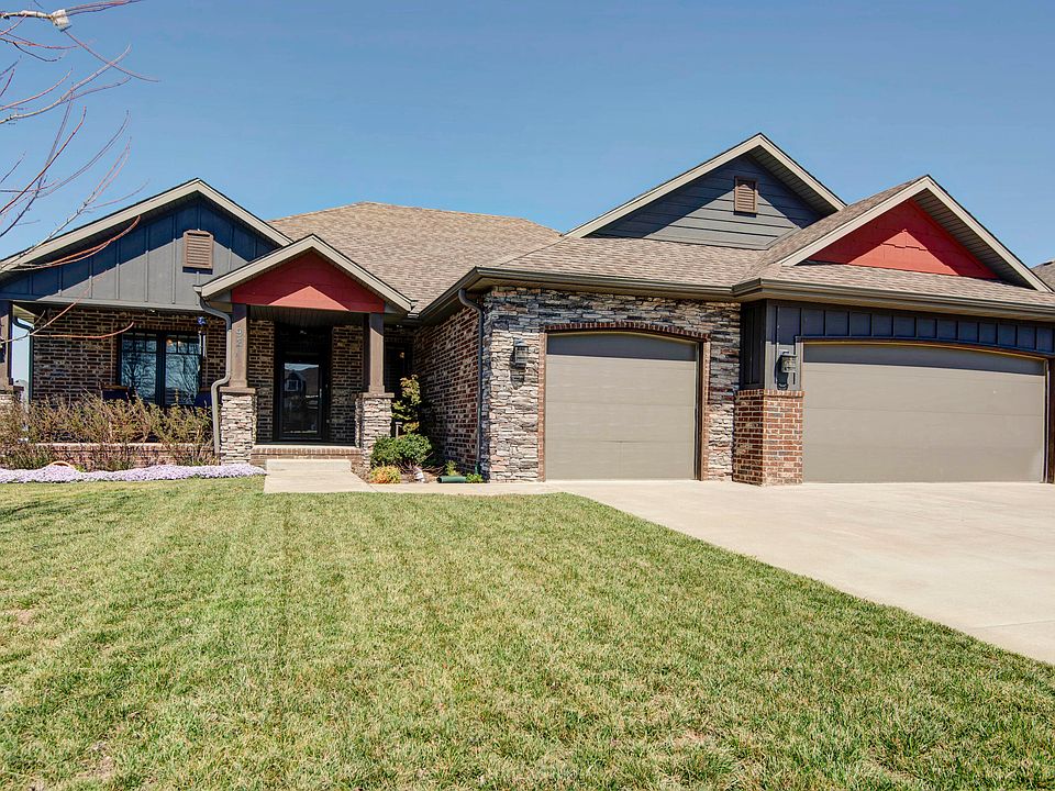 1st image of 921 E Thorndale Drive