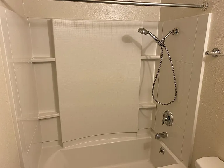 Adorable 1 Bedroom, 1 Bath Unit — Photo 8