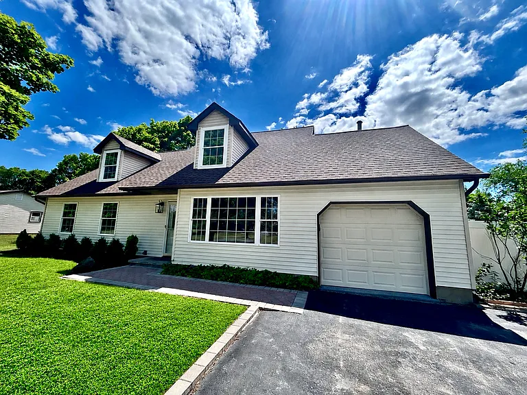 17 Londonderry Dr — Photo 2