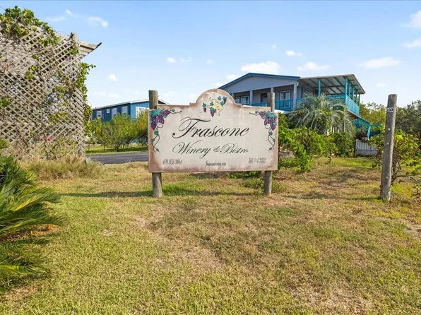 308 Bayside Dr, Anahuac, TX 77514