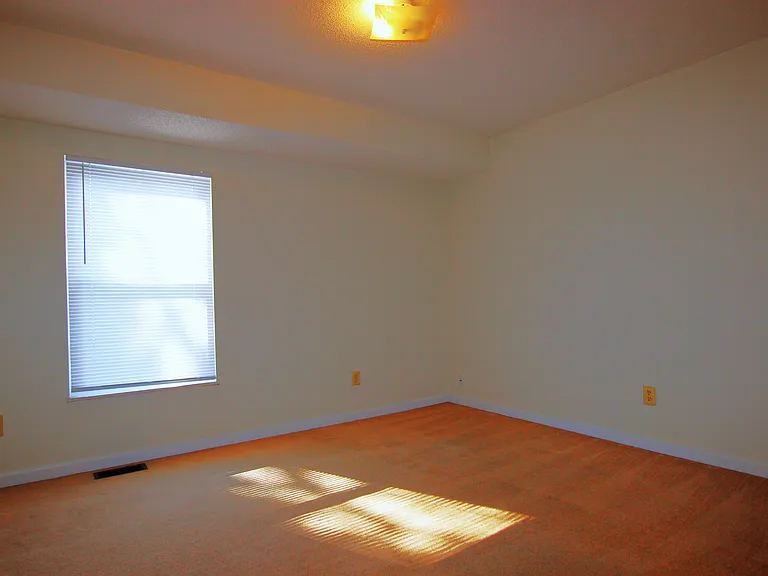 504 Pioneer Dr — Photo 6
