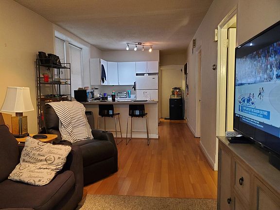 3rd image of 827 W Wrightwood Ave APT 1